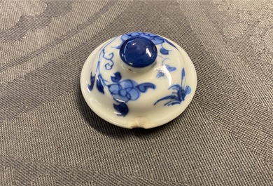 Een Chinese blauw-witte miniatuur theepot met deksel, Chenghua merk, Kangxi